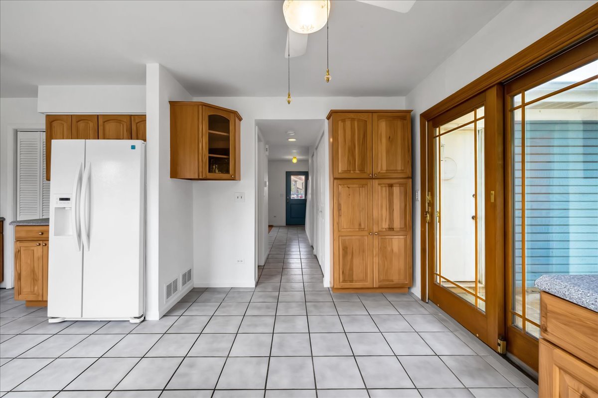 1426 Walnut Circle, Carol Stream, IL 60188