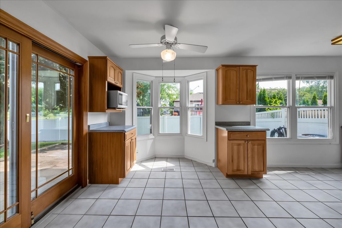 1426 Walnut Circle, Carol Stream, IL 60188