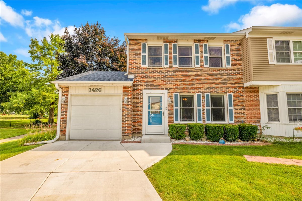 1426 Walnut Circle, Carol Stream, IL 60188