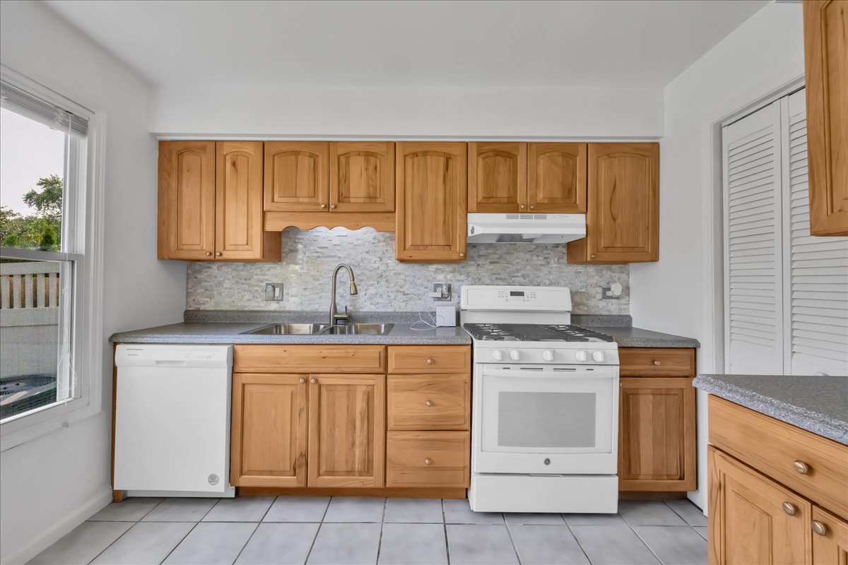 1426 Walnut Circle, Carol Stream, IL 60188