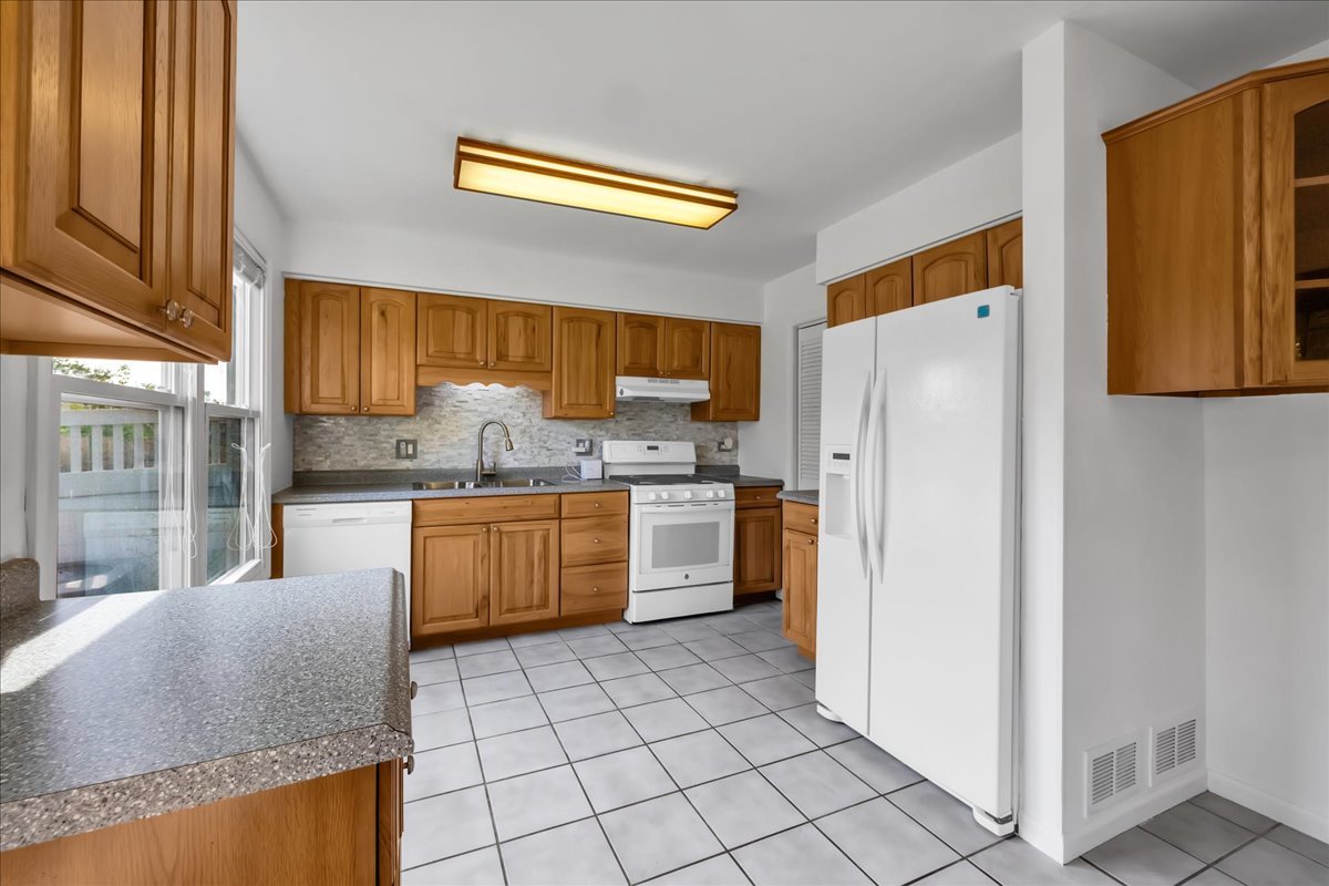 1426 Walnut Circle, Carol Stream, IL 60188