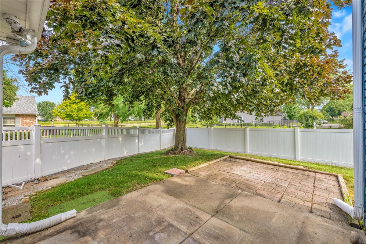 1426 Walnut Circle, Carol Stream, IL 60188
