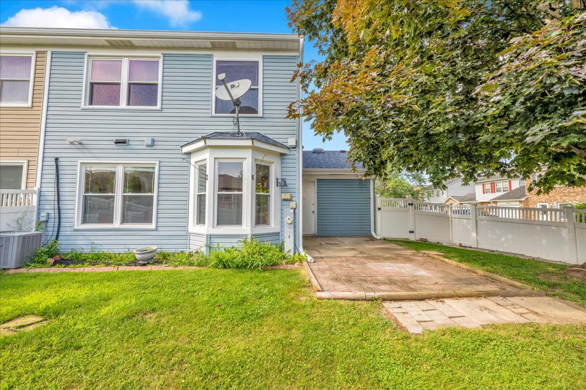 1426 Walnut Circle, Carol Stream, IL 60188