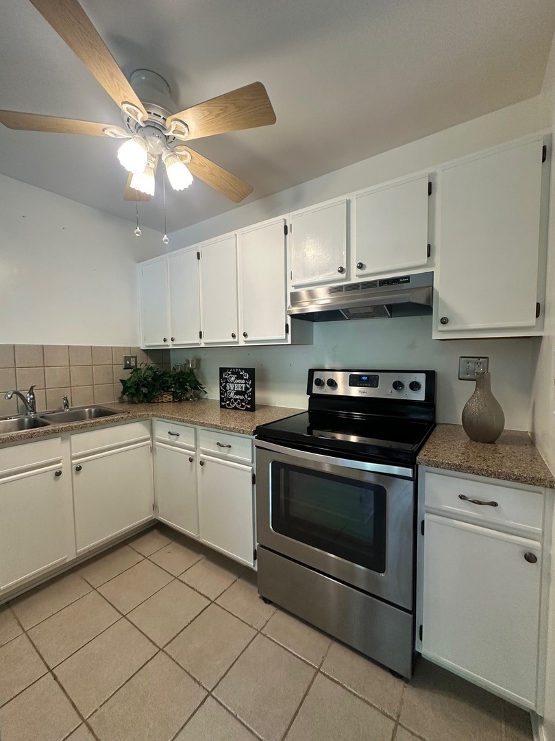 1813 Hemlock Place #209, Schaumburg, IL 60173