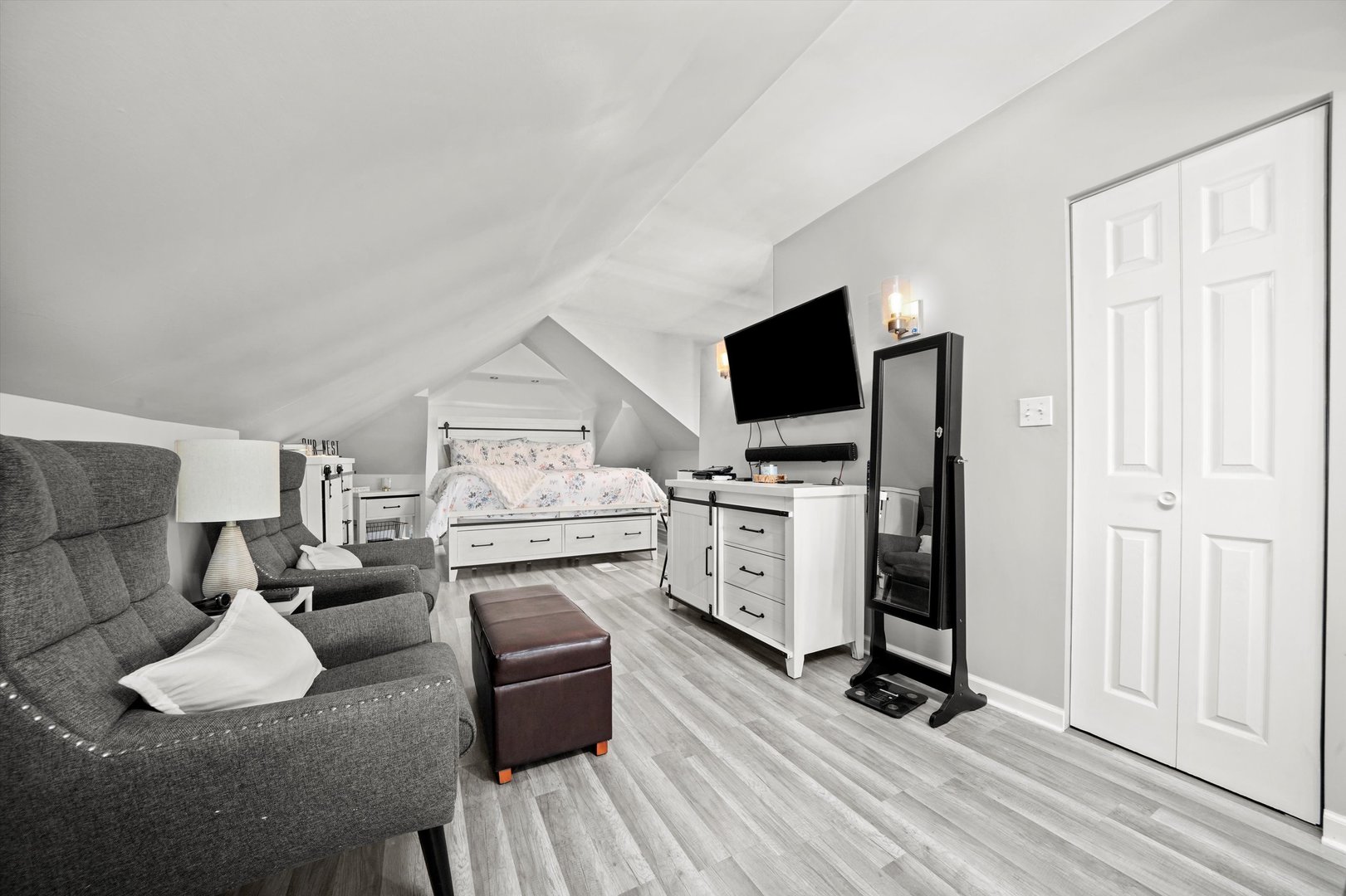 5832 W Melrose Street, Chicago, IL 60634