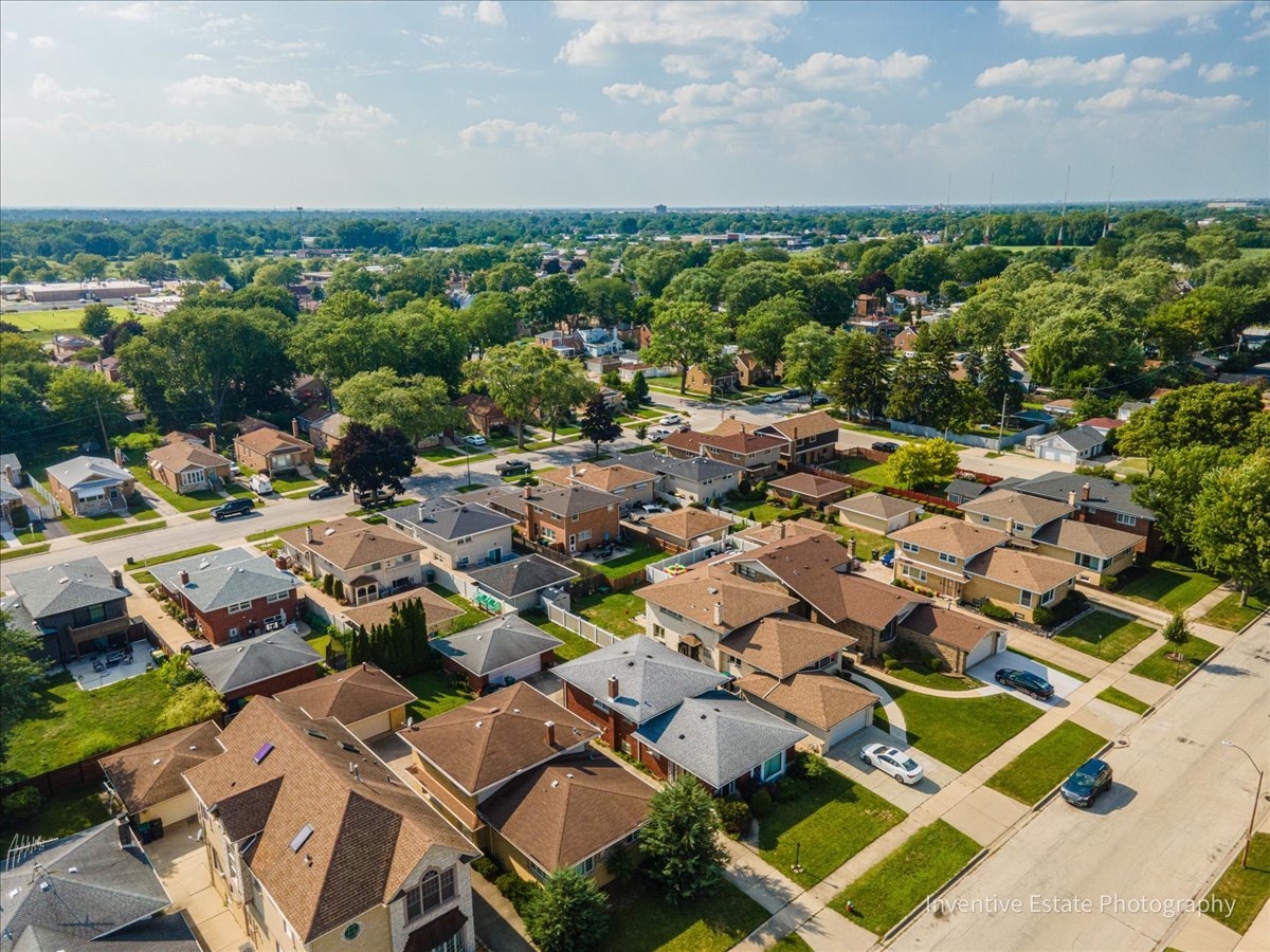 8943 S Richmond Avenue, Evergreen Park, IL 60805
