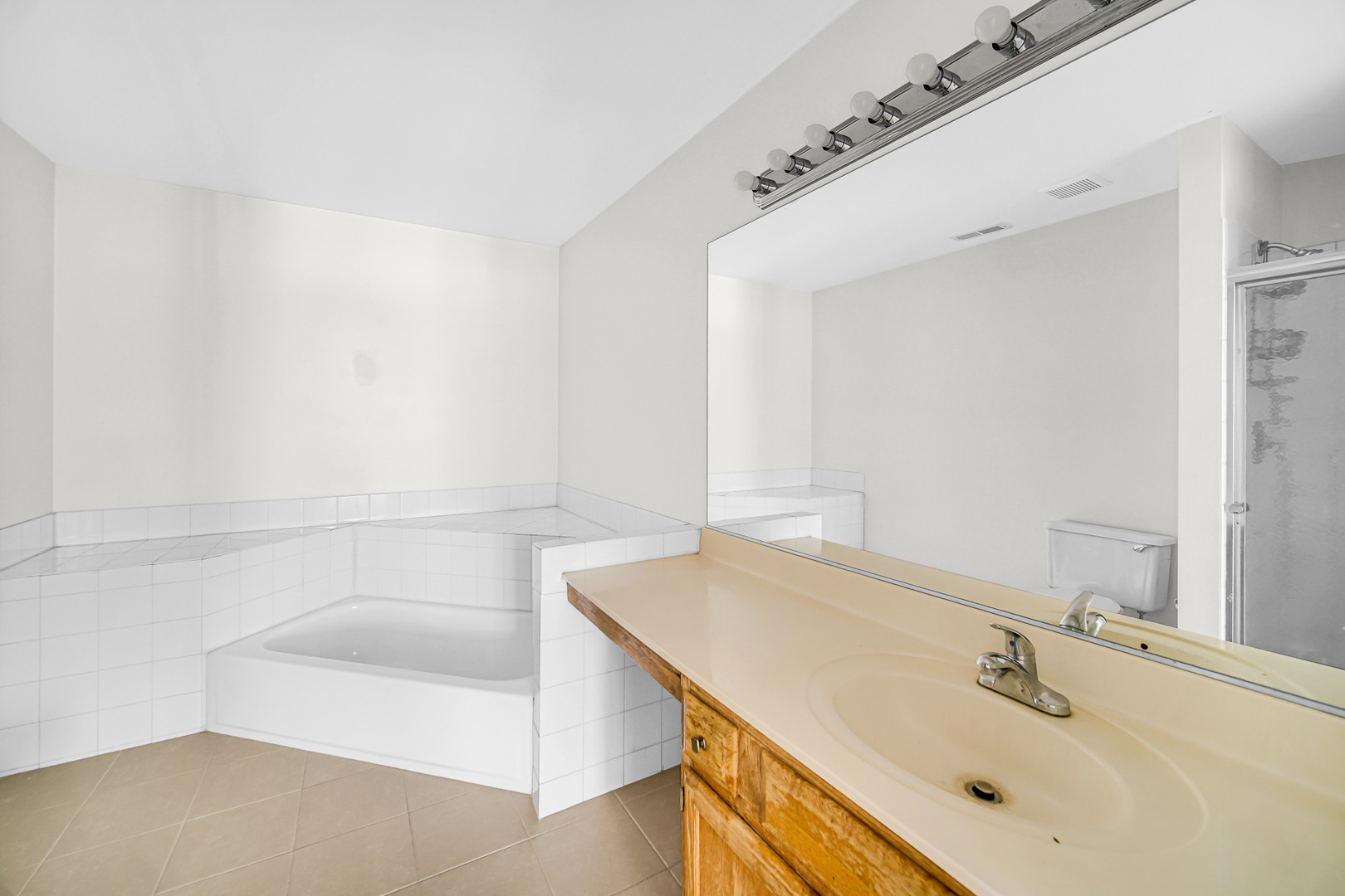 206 Glasgow Lane #B206, Schaumburg, IL 60194