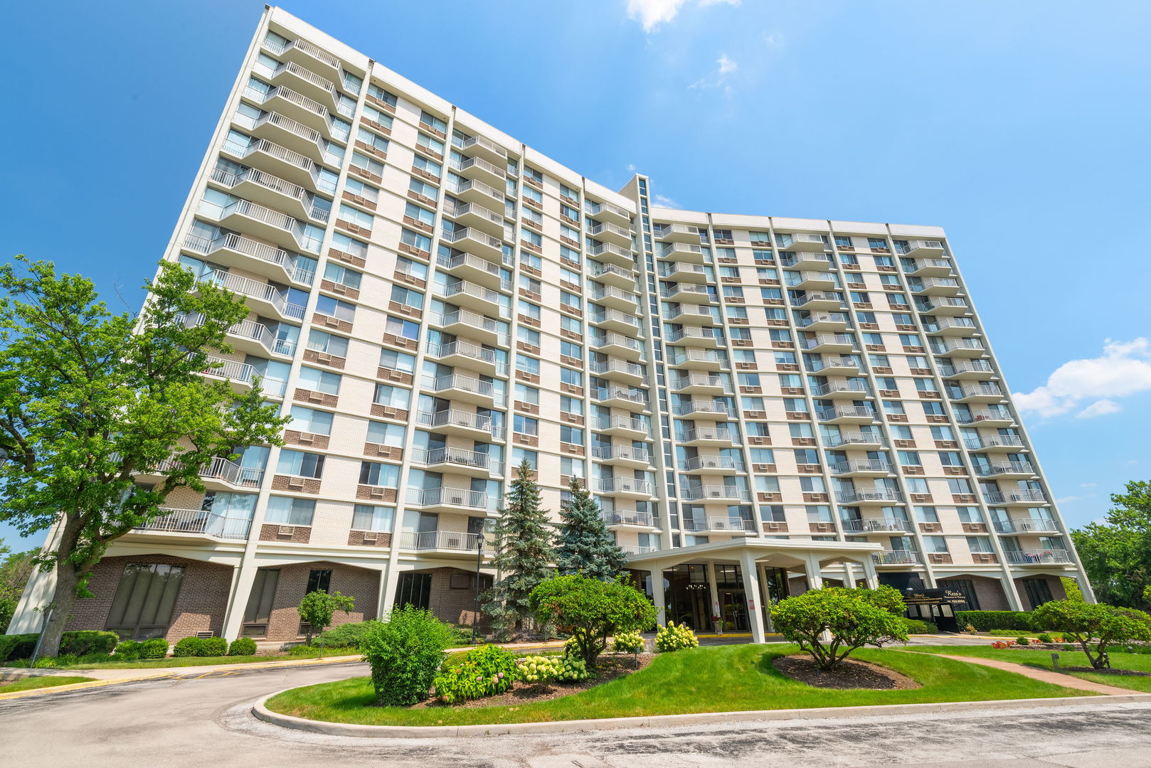 40 N Tower Road #16G, Oak Brook, IL 60523