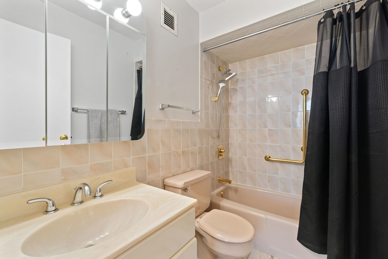 40 N Tower Road #16G, Oak Brook, IL 60523