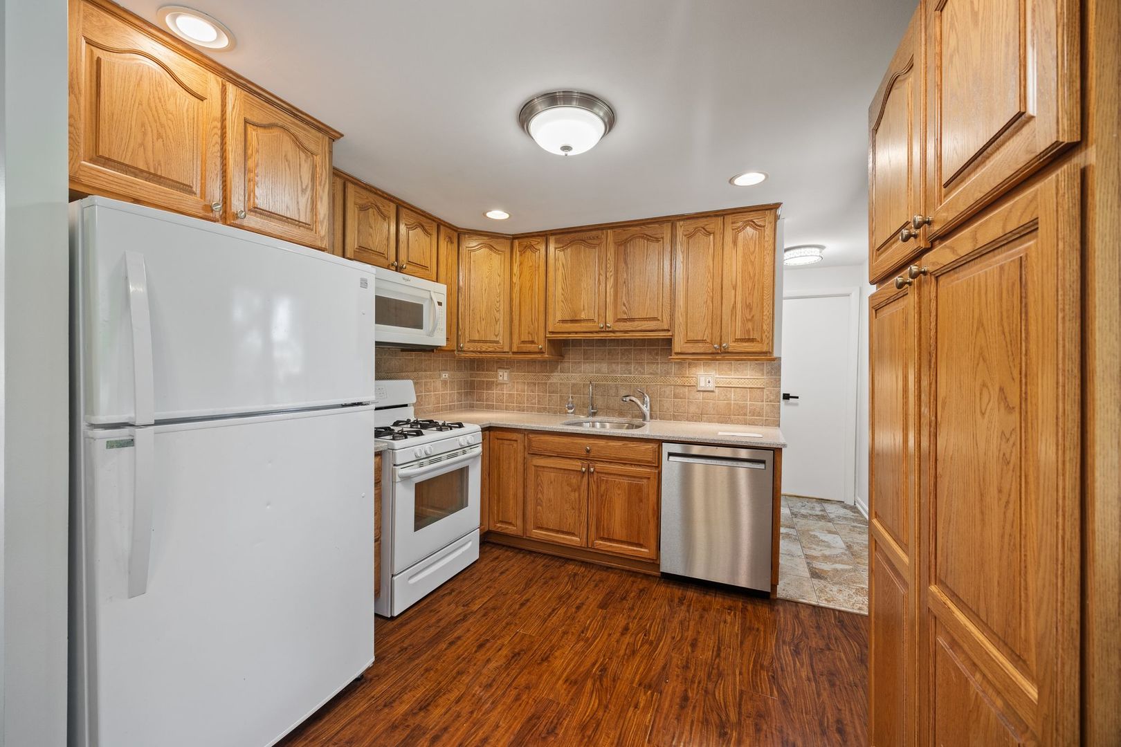 808 S Cedarcrest Drive, Schaumburg, IL 60193