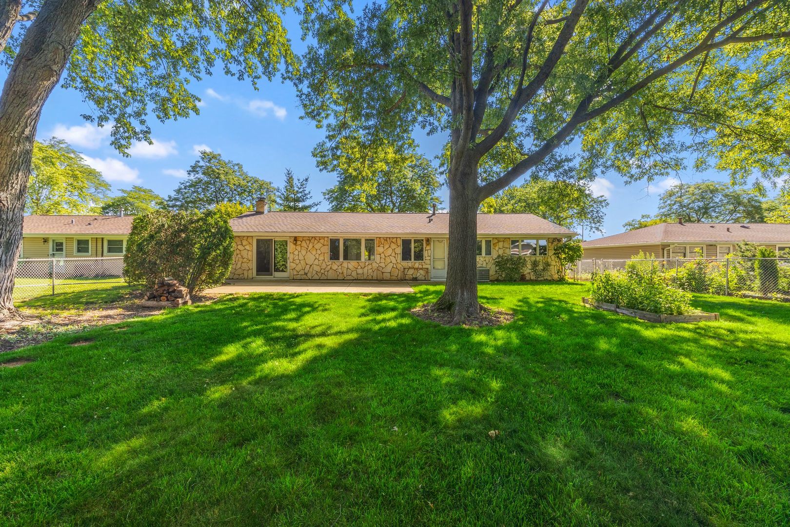 808 S Cedarcrest Drive, Schaumburg, IL 60193
