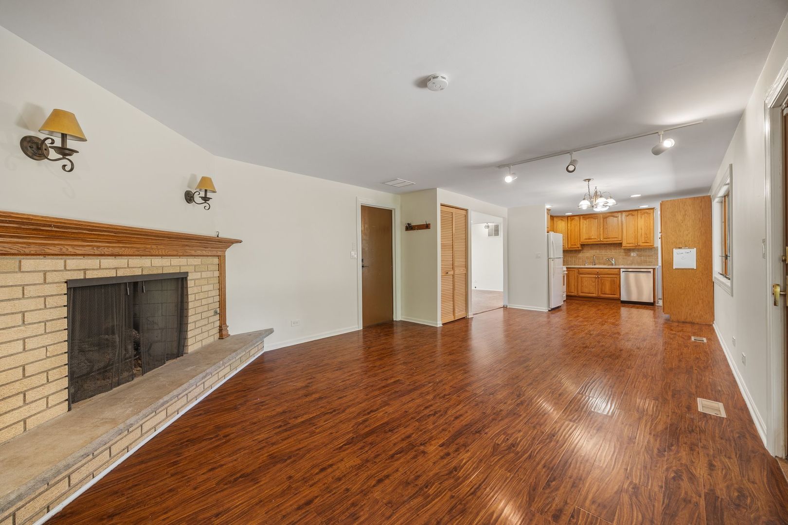 808 S Cedarcrest Drive, Schaumburg, IL 60193