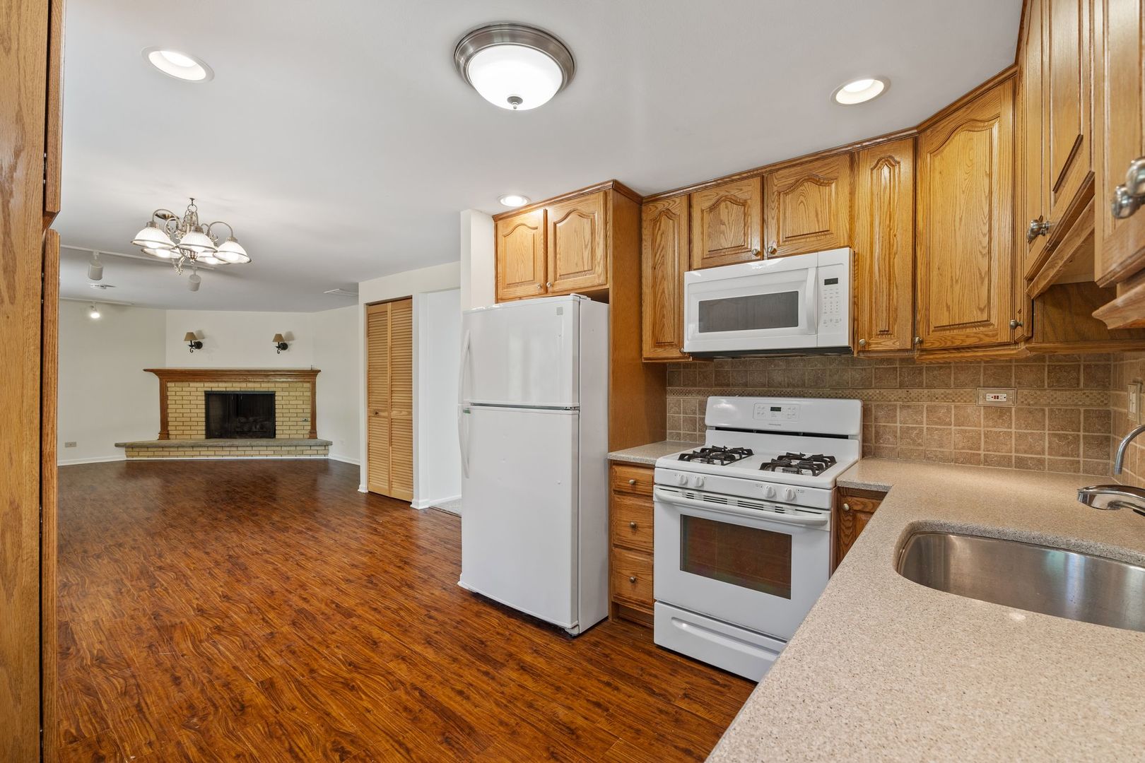 808 S Cedarcrest Drive, Schaumburg, IL 60193