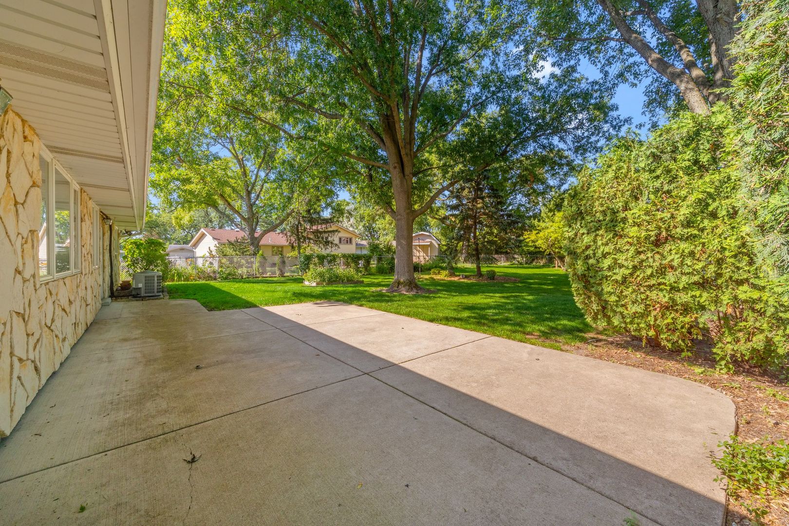 808 S Cedarcrest Drive, Schaumburg, IL 60193
