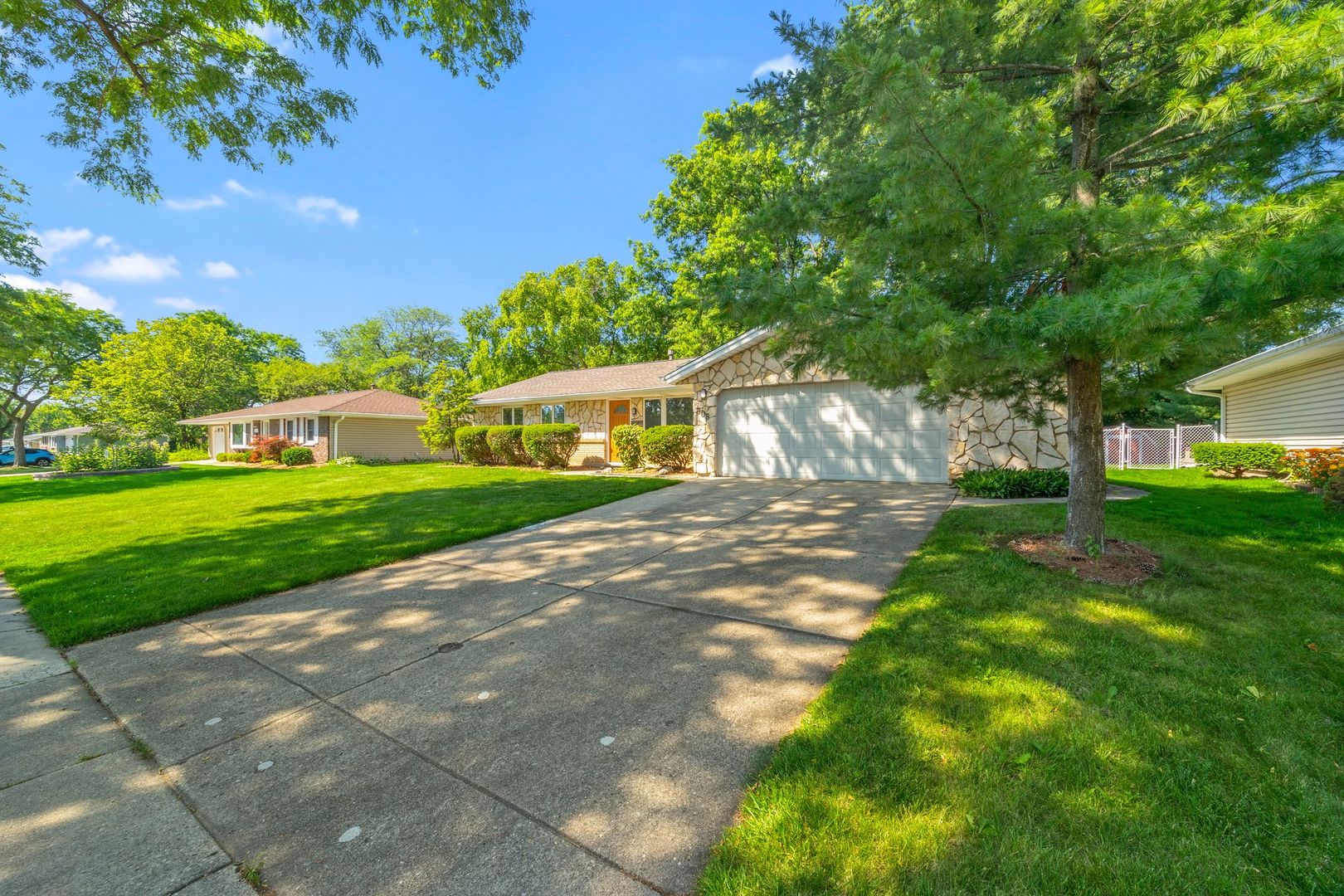 808 S Cedarcrest Drive, Schaumburg, IL 60193
