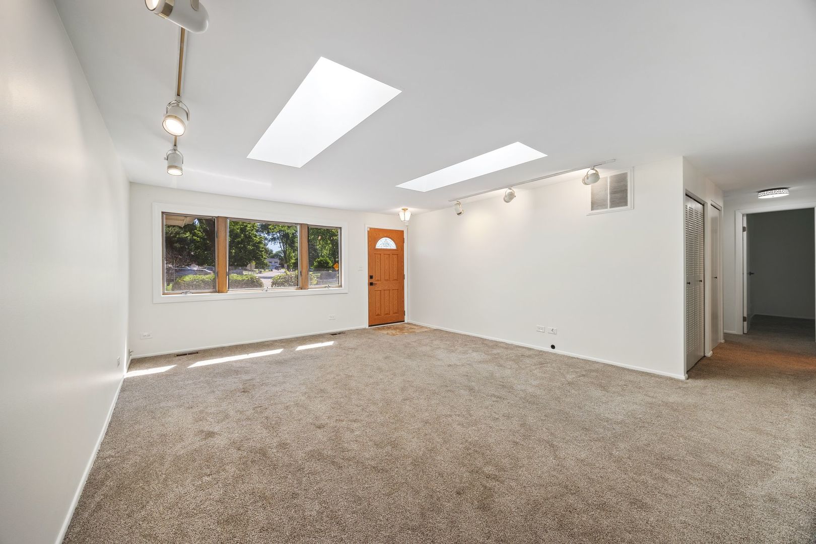 808 S Cedarcrest Drive, Schaumburg, IL 60193