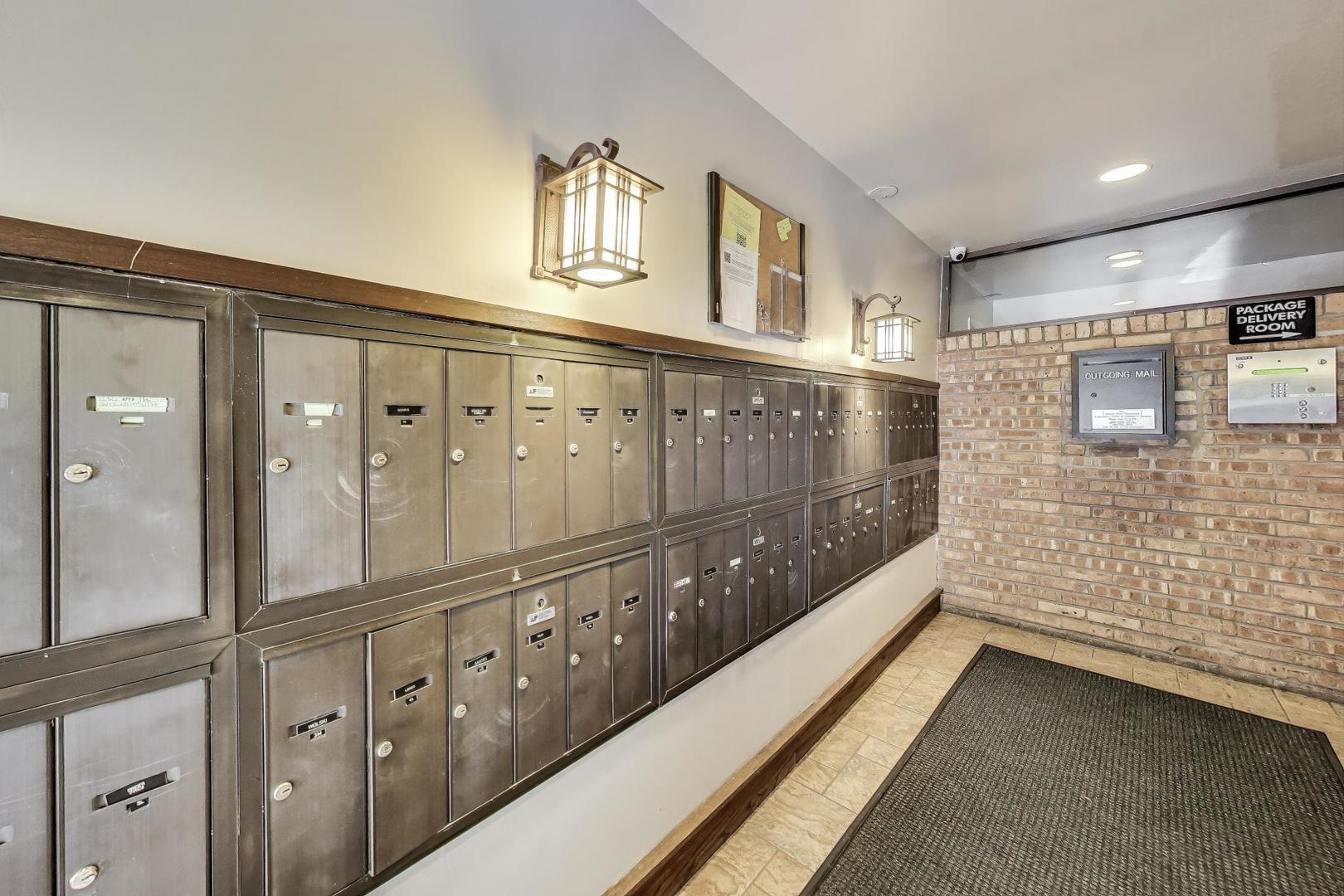 5800 Oakwood Drive #1F, Lisle, IL 60532