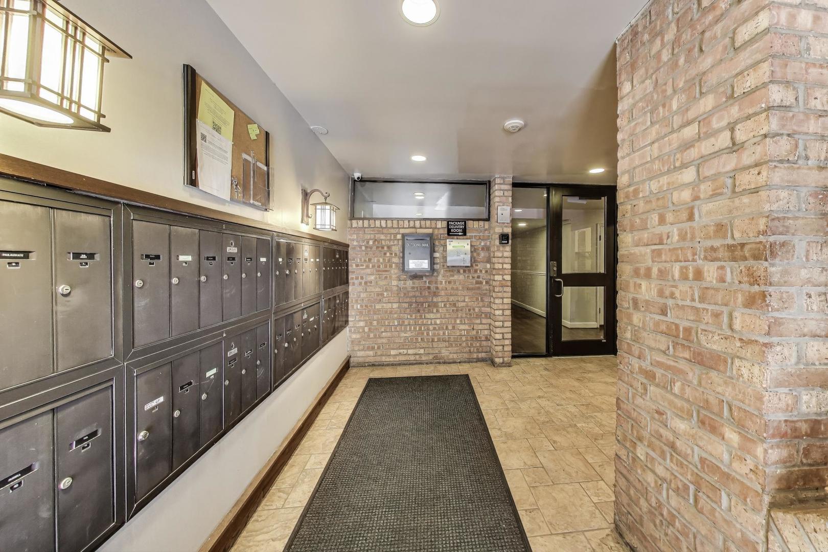 5800 Oakwood Drive #1F, Lisle, IL 60532