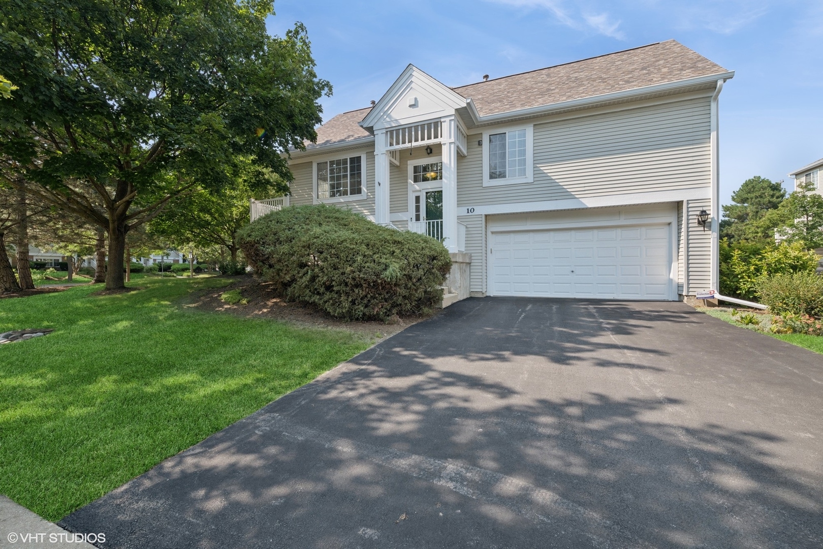 10 Cherbourg Court, Wheeling, IL 60090