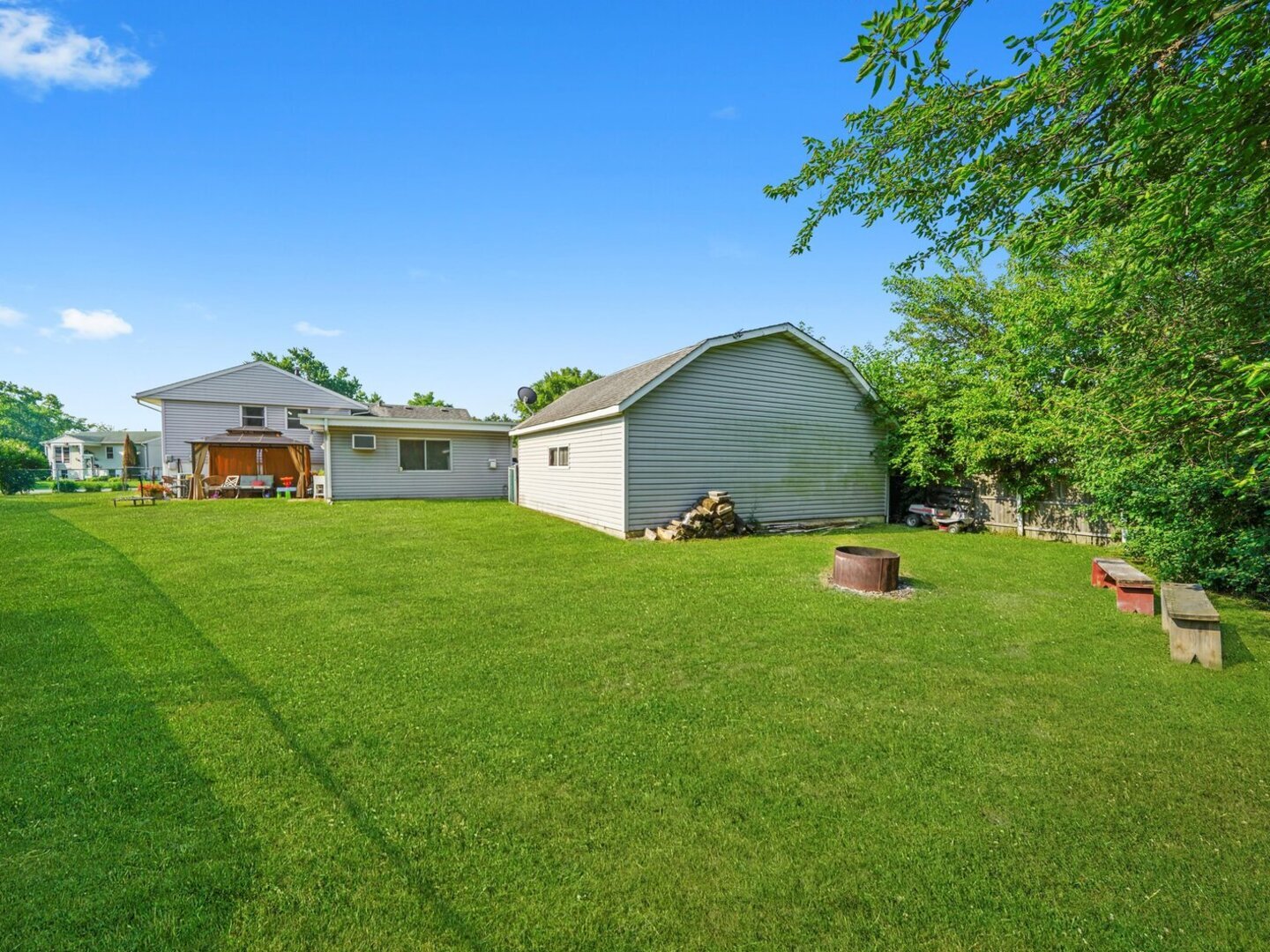 513 E Maple Drive, Glenwood, IL 60425