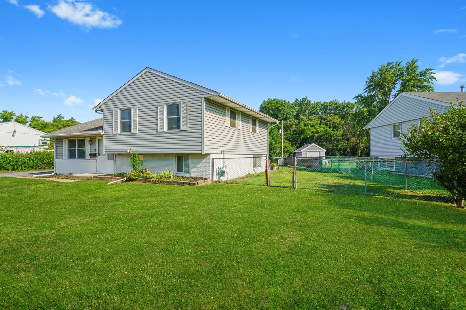 513 E Maple Drive, Glenwood, IL 60425