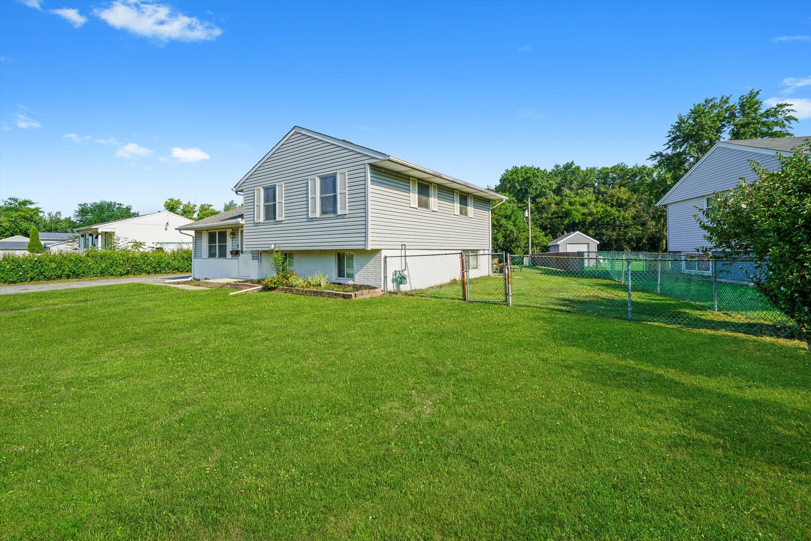 513 E Maple Drive, Glenwood, IL 60425