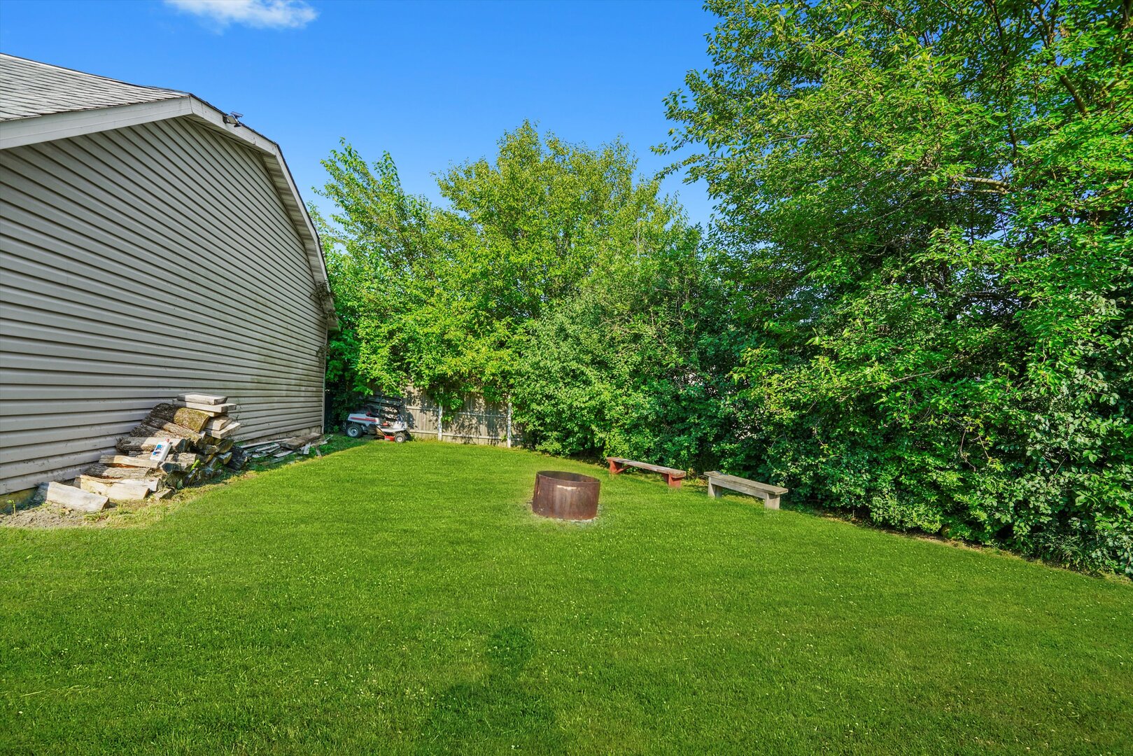 513 E Maple Drive, Glenwood, IL 60425