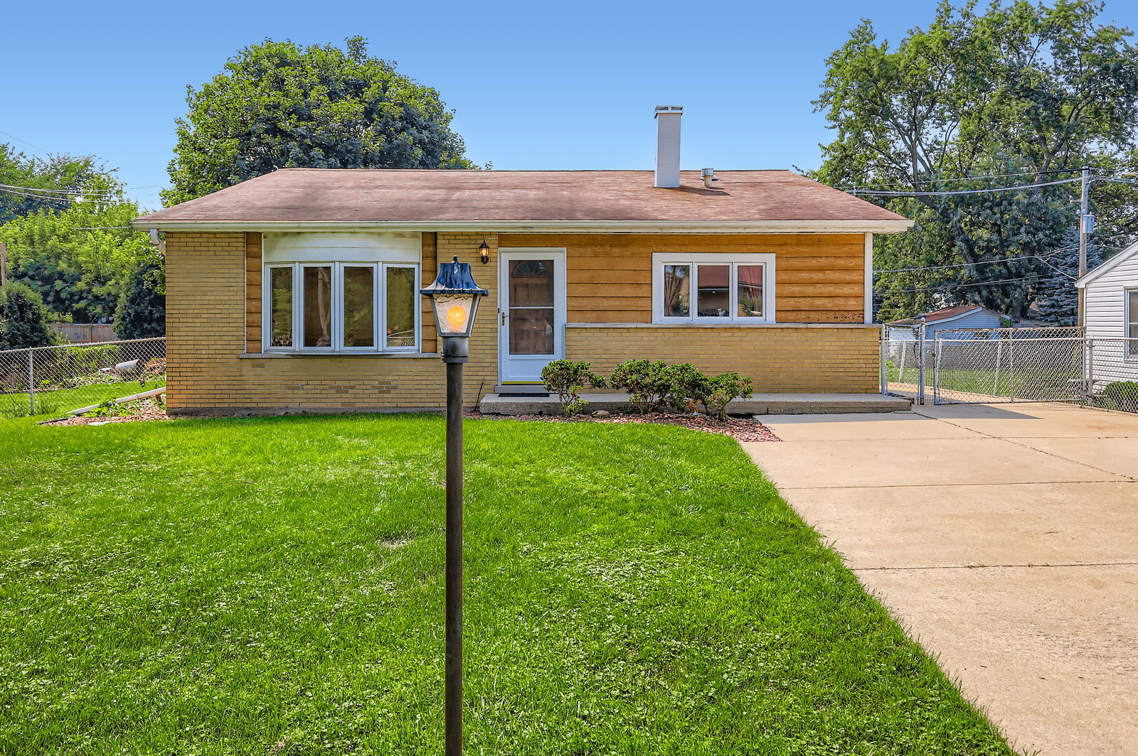 2N046 Clarendon Avenue, Lombard, IL 60148