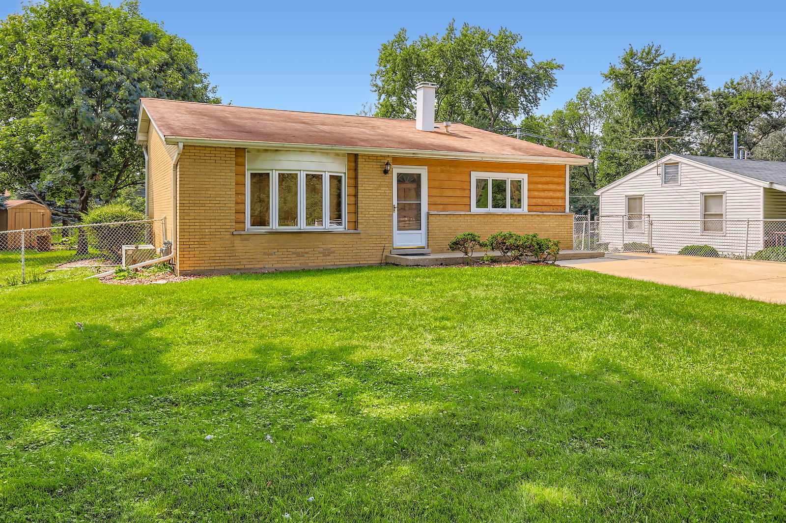 2N046 Clarendon Avenue, Lombard, IL 60148