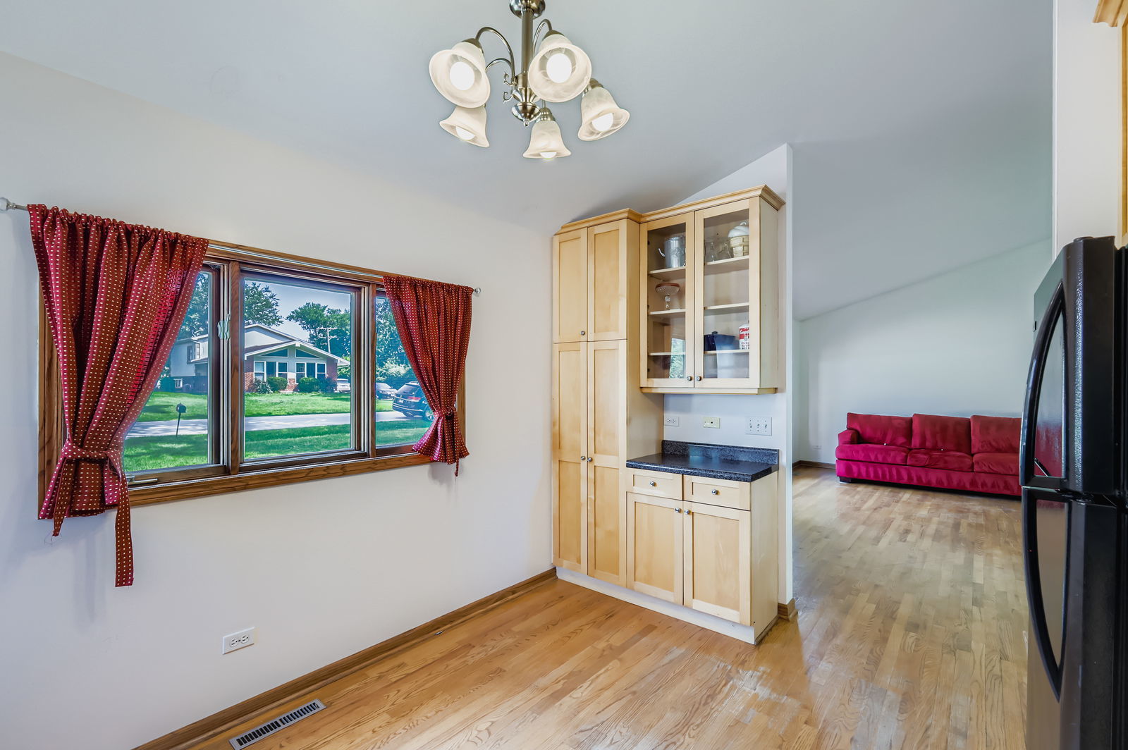 2N046 Clarendon Avenue, Lombard, IL 60148
