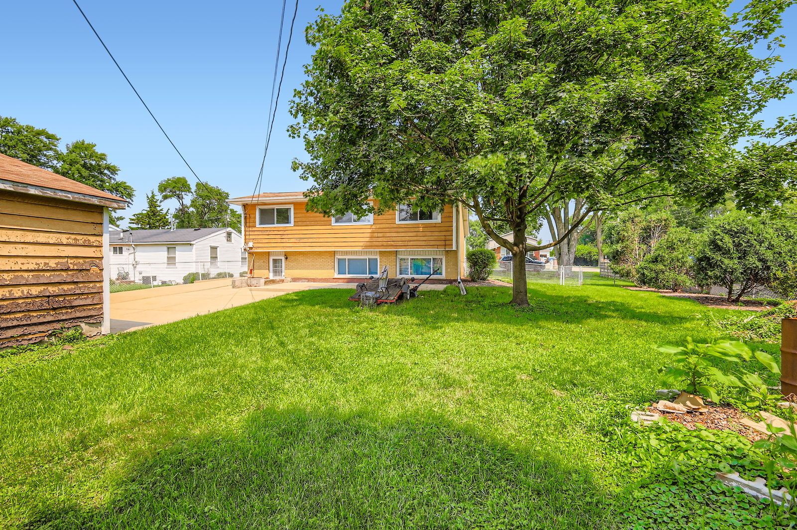 2N046 Clarendon Avenue, Lombard, IL 60148