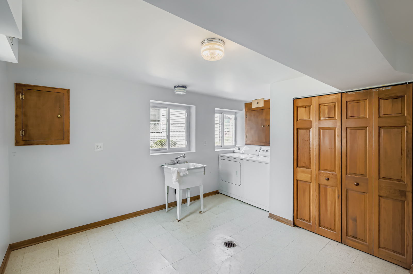 2N046 Clarendon Avenue, Lombard, IL 60148