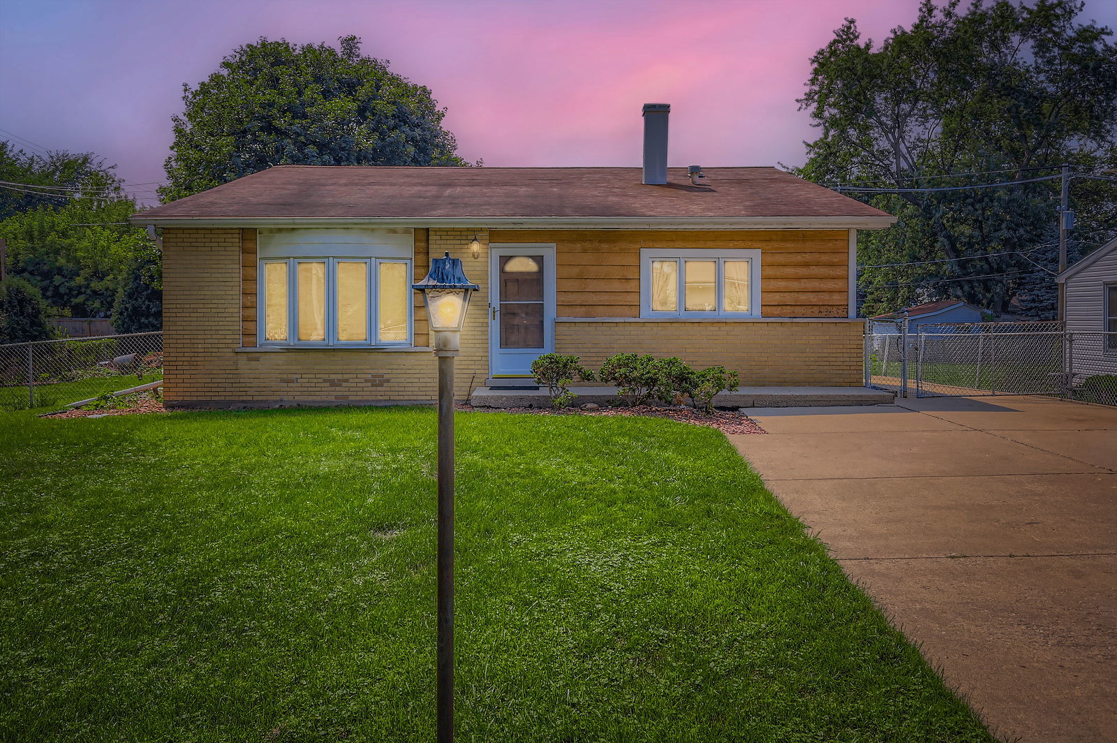 2N046 Clarendon Avenue, Lombard, IL 60148