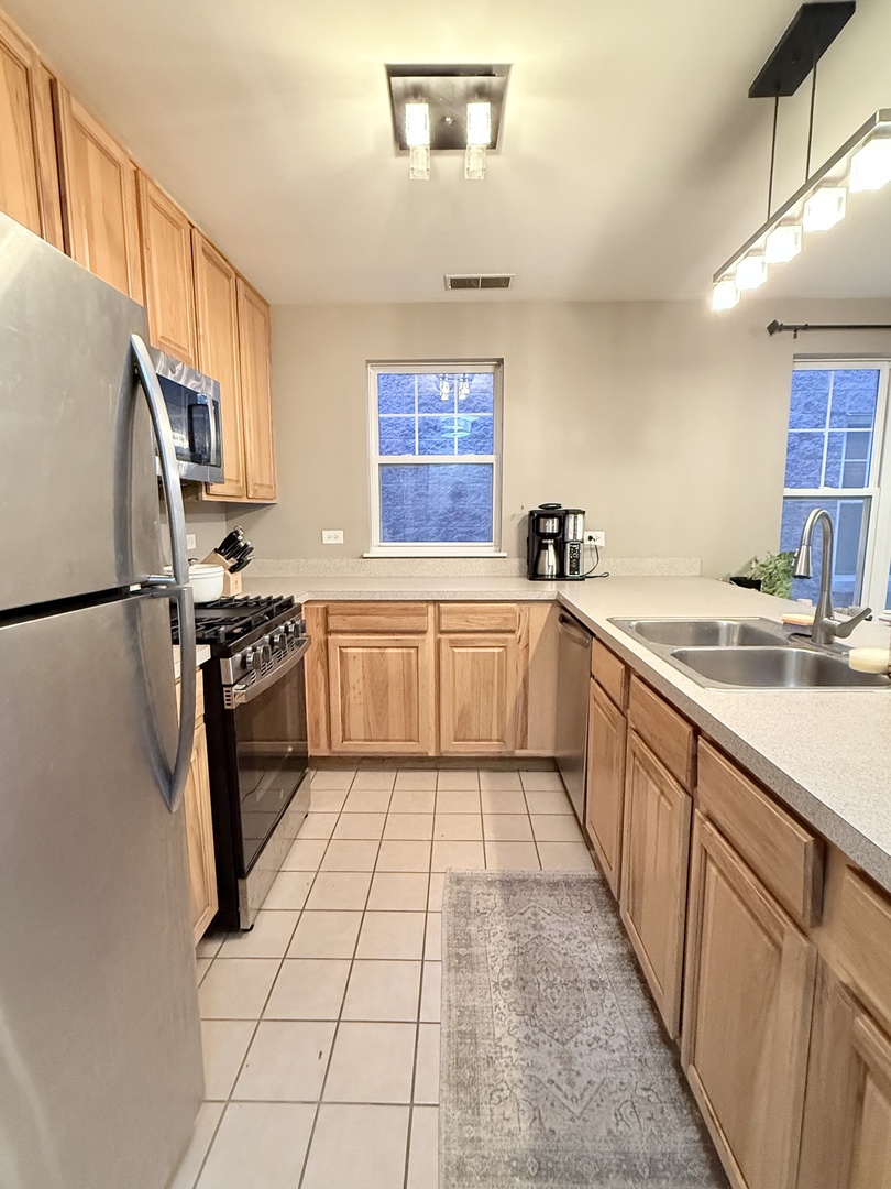 649 W Division Street #B, Chicago, IL 60610