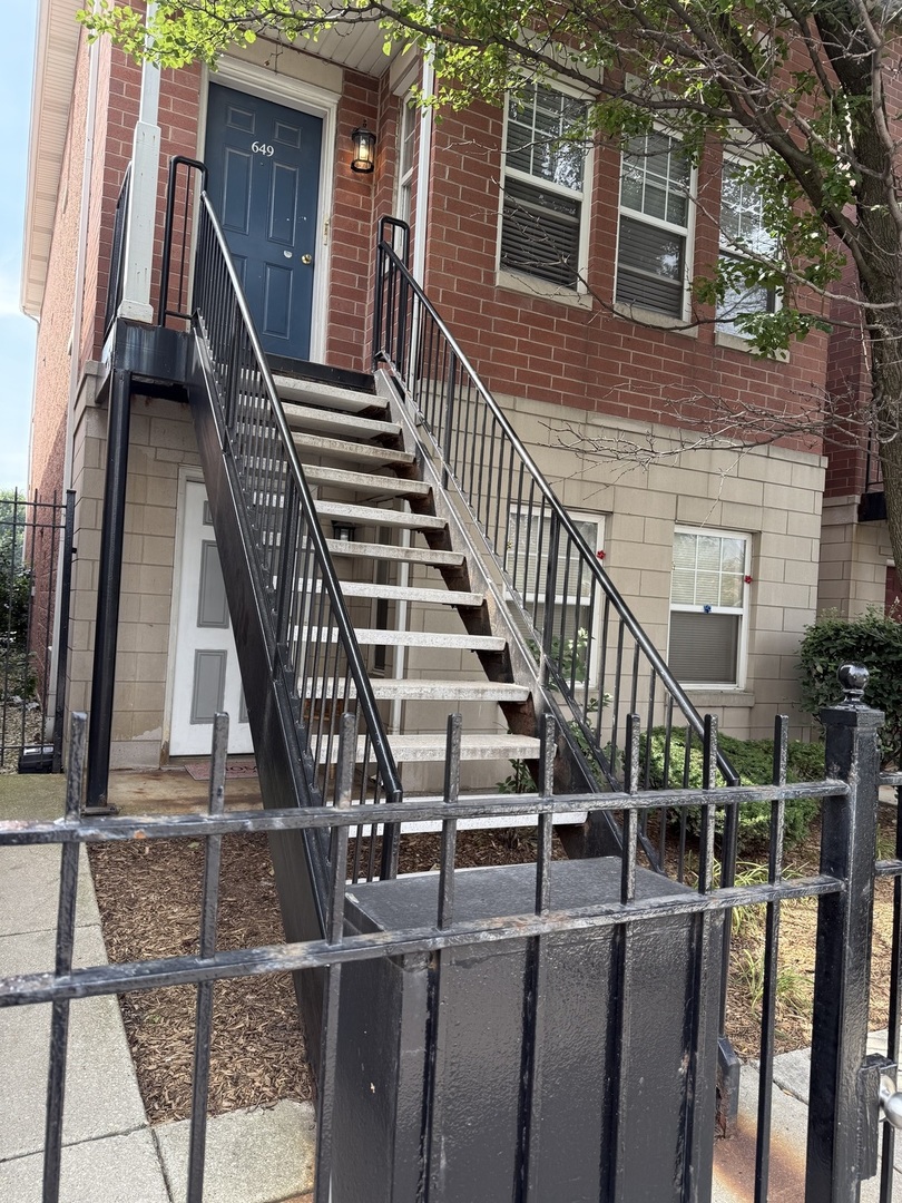 649 W Division Street #B, Chicago, IL 60610