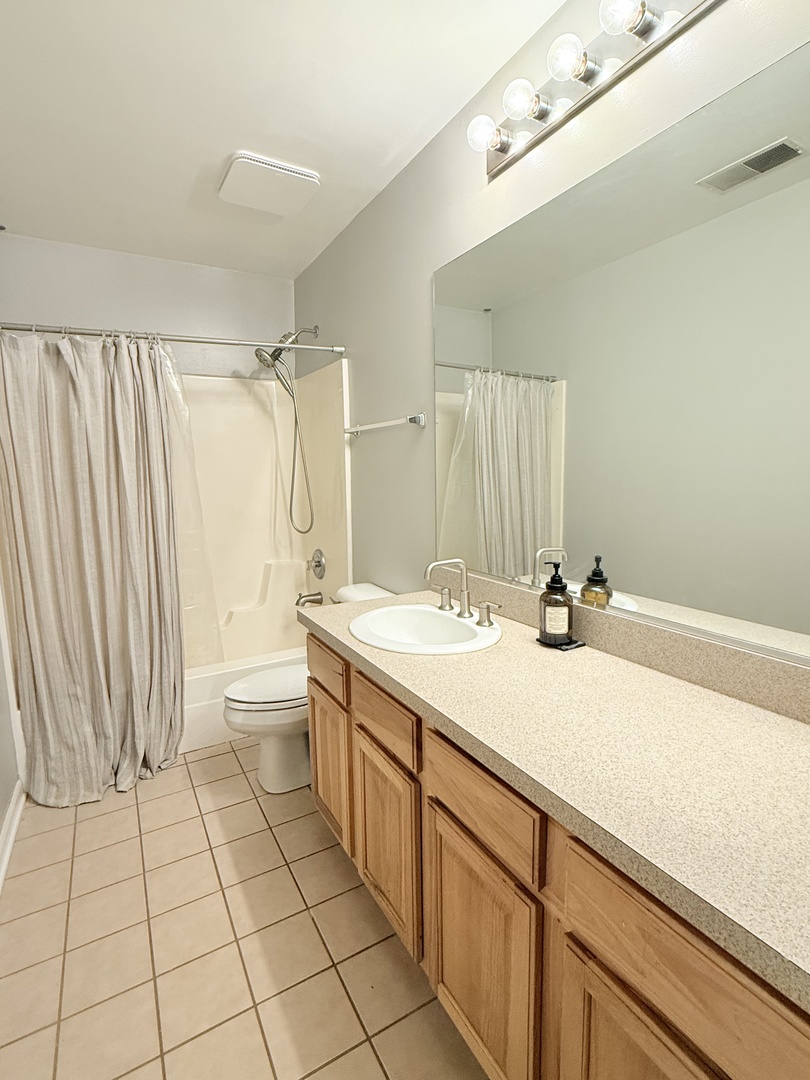 649 W Division Street #B, Chicago, IL 60610