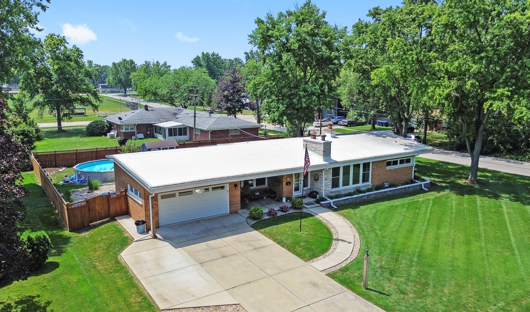404 Oakwood Drive, Crete, IL 60417
