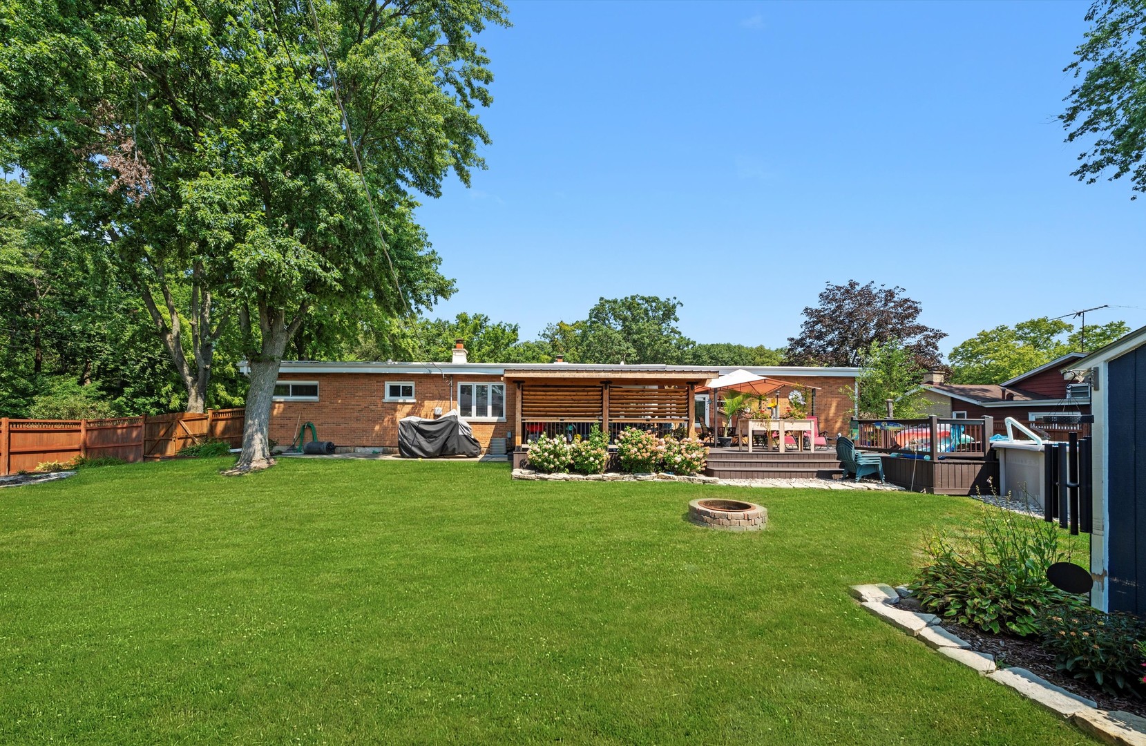 404 Oakwood Drive, Crete, IL 60417