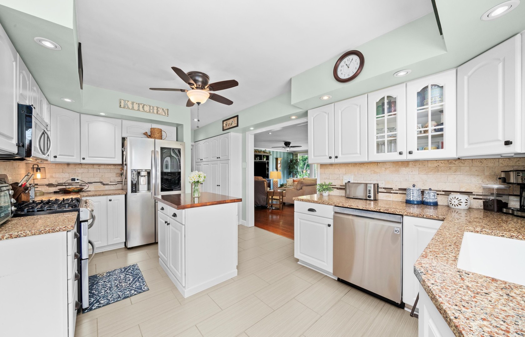 404 Oakwood Drive, Crete, IL 60417