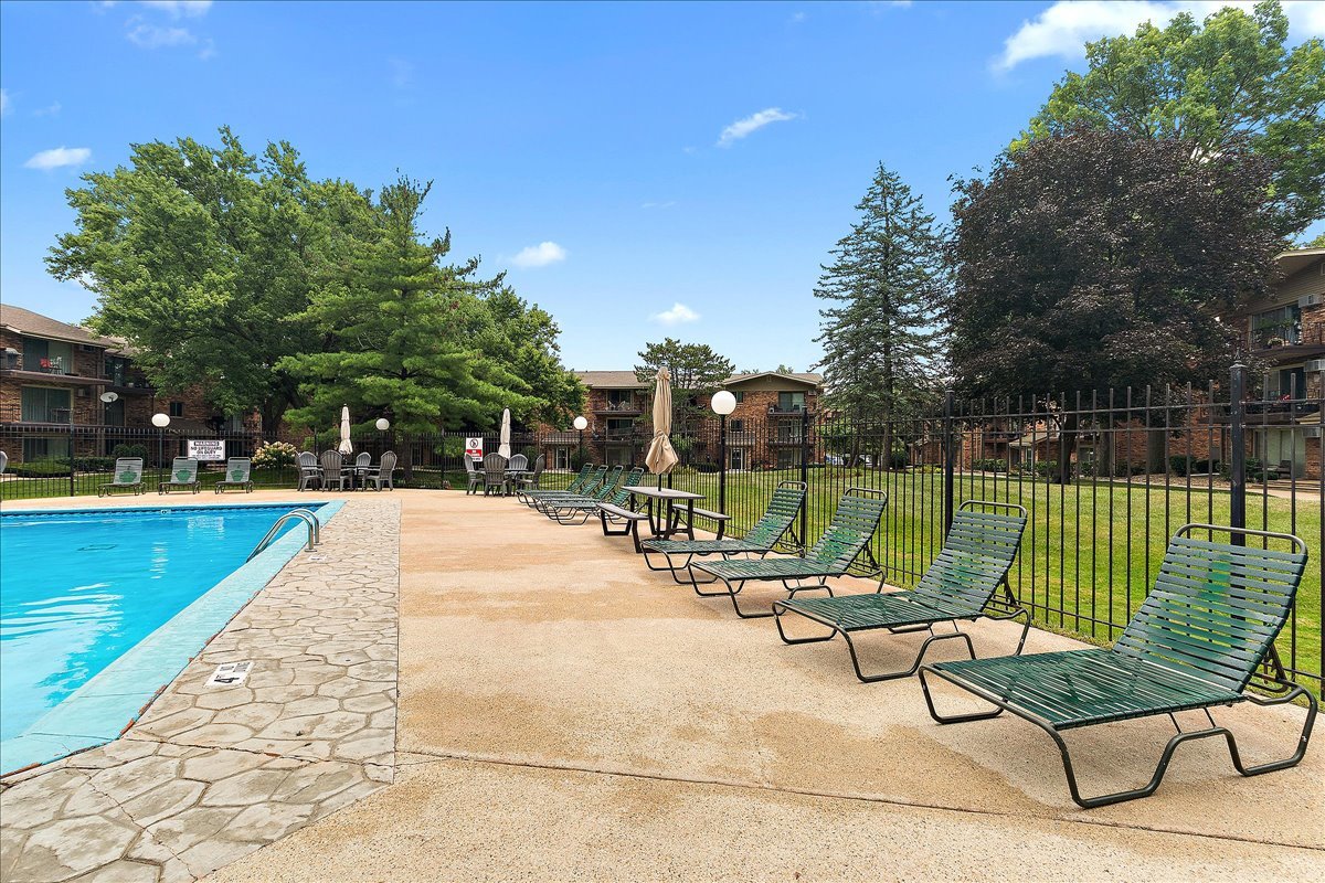 14004 Waterbury Drive #1106, Crestwood, IL 60418