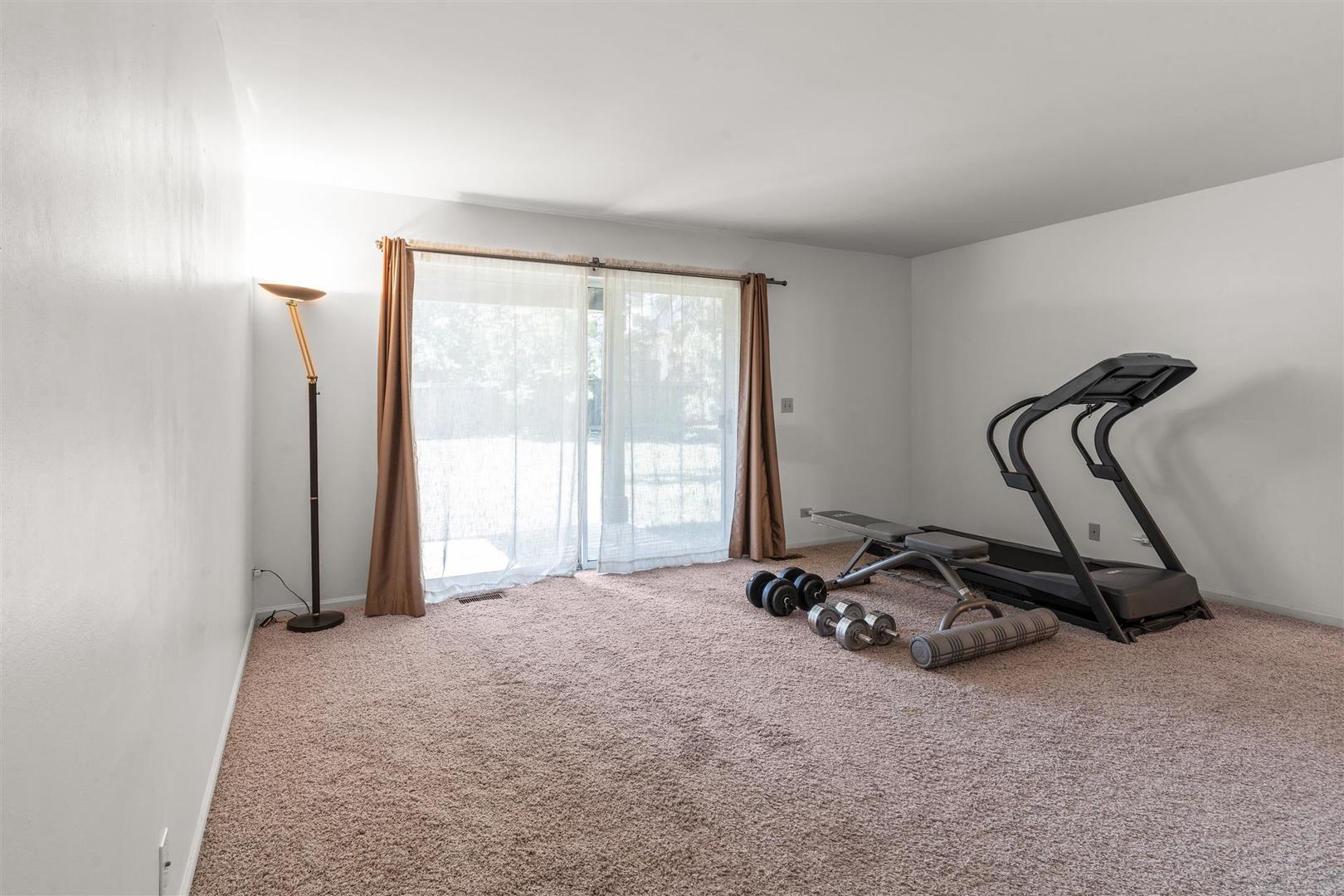 2606 S Embers Lane, Arlington Heights, IL 60005