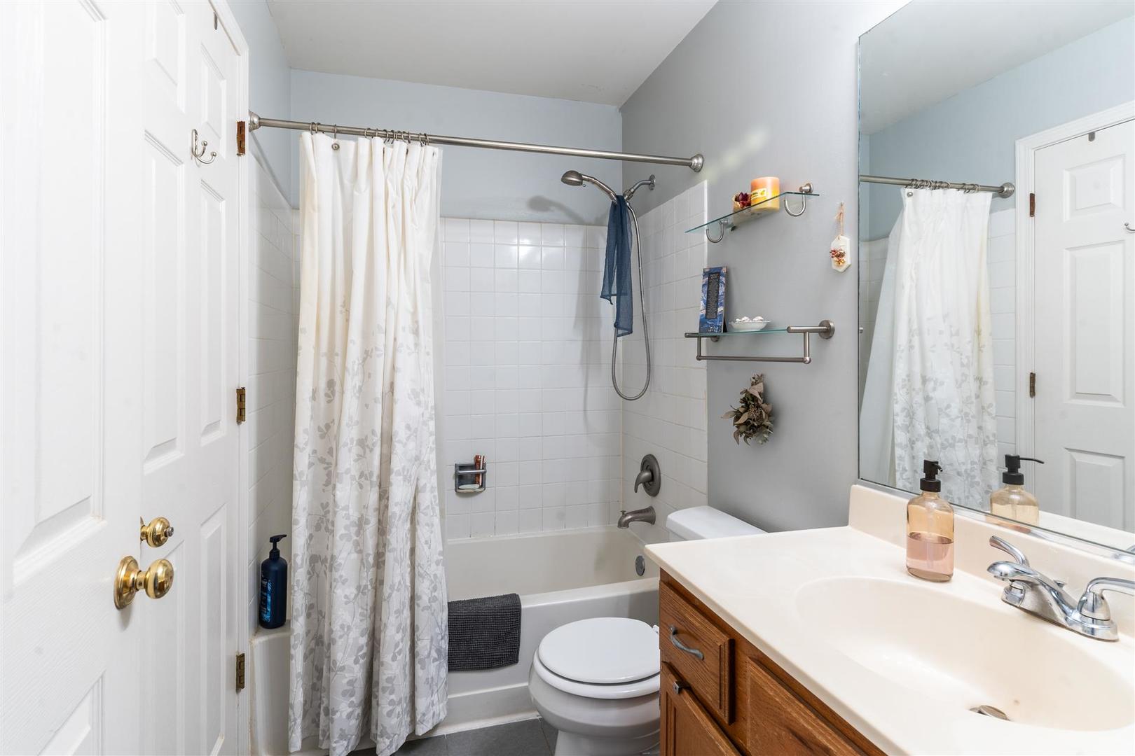 2606 S Embers Lane, Arlington Heights, IL 60005