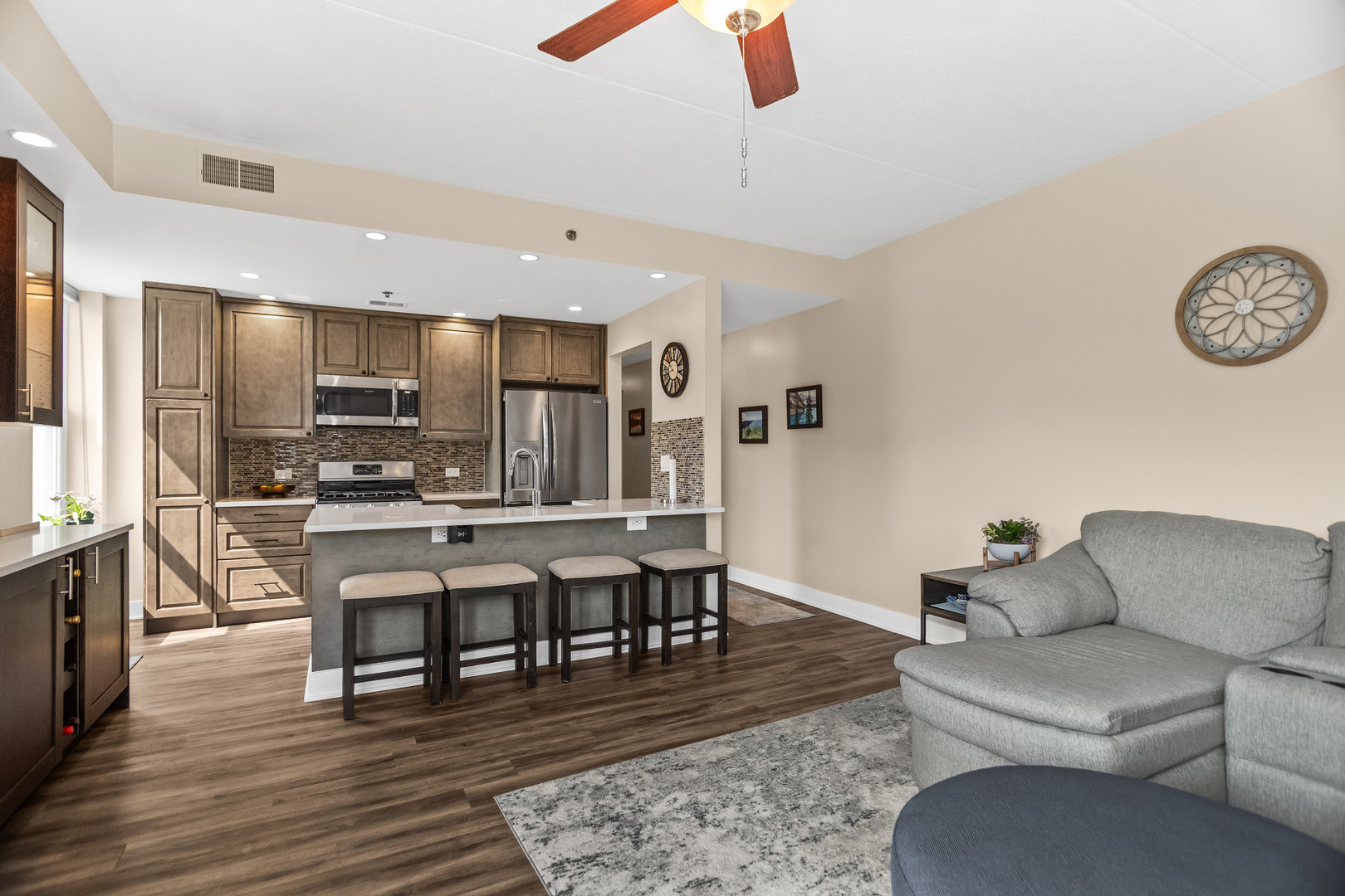 400 Village Circle #103, Willow Springs, IL 60480