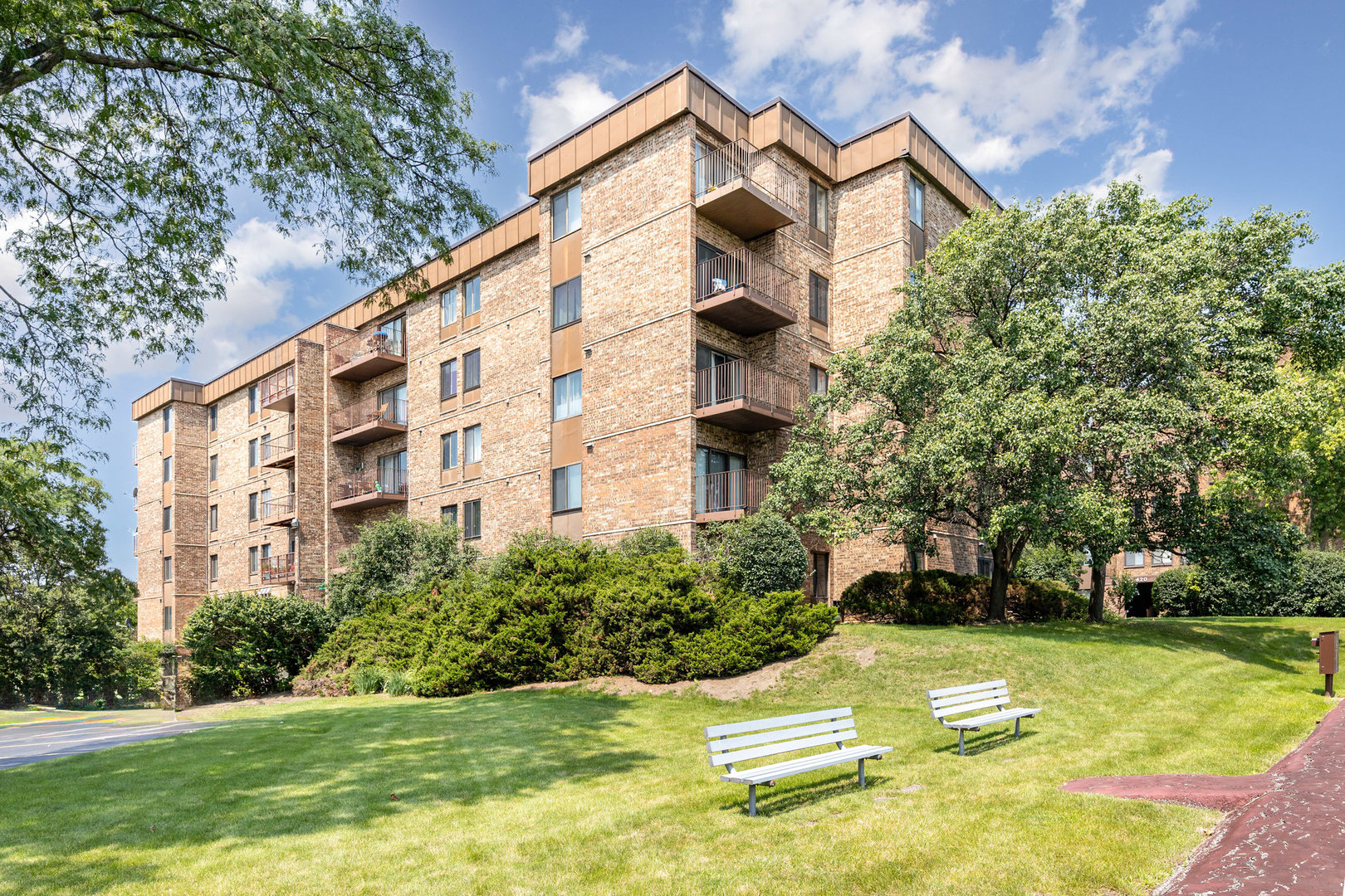 425 Walnut Creek Lane #1305, Lisle, IL 60532