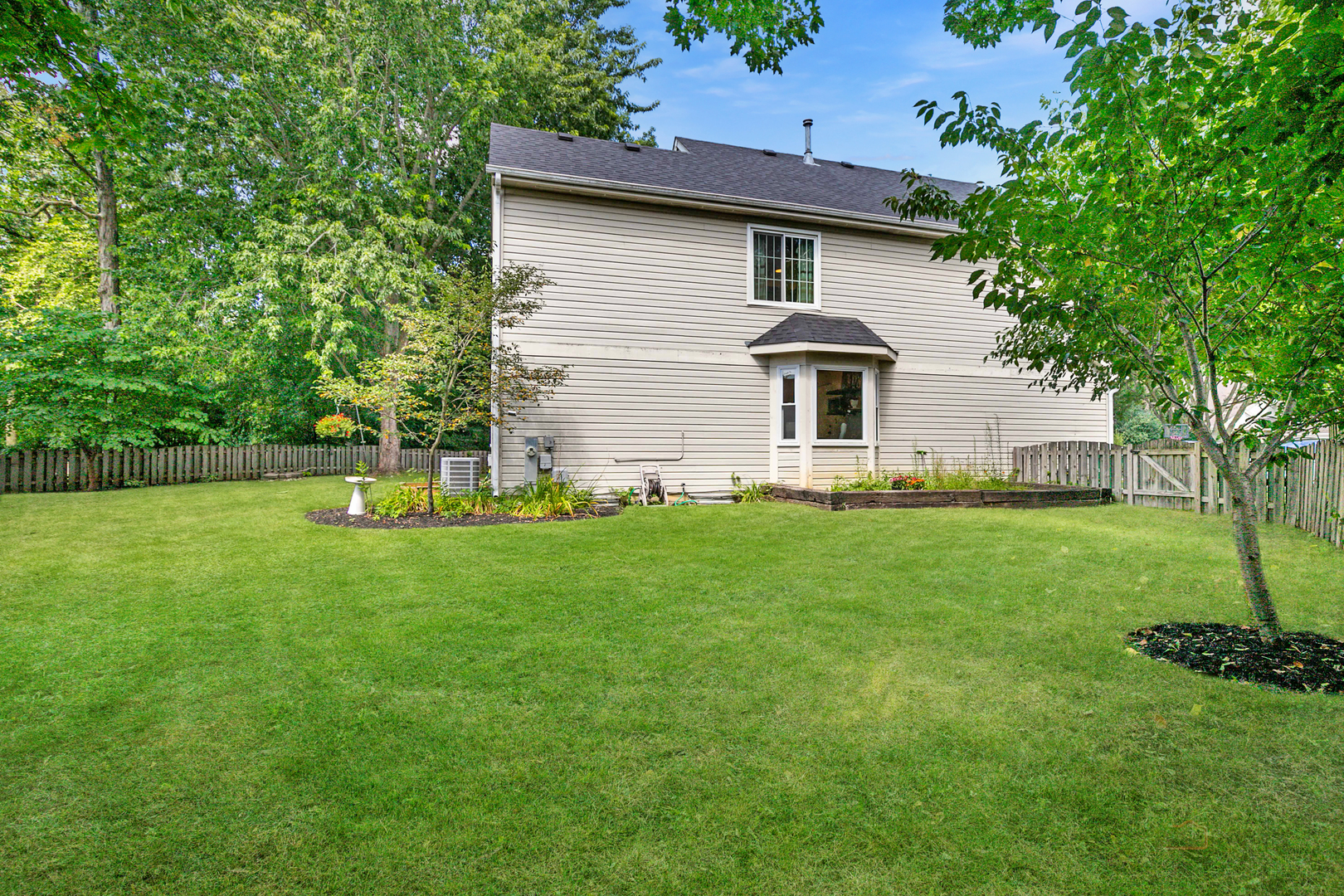 1327 London Court, Grayslake, IL 60030