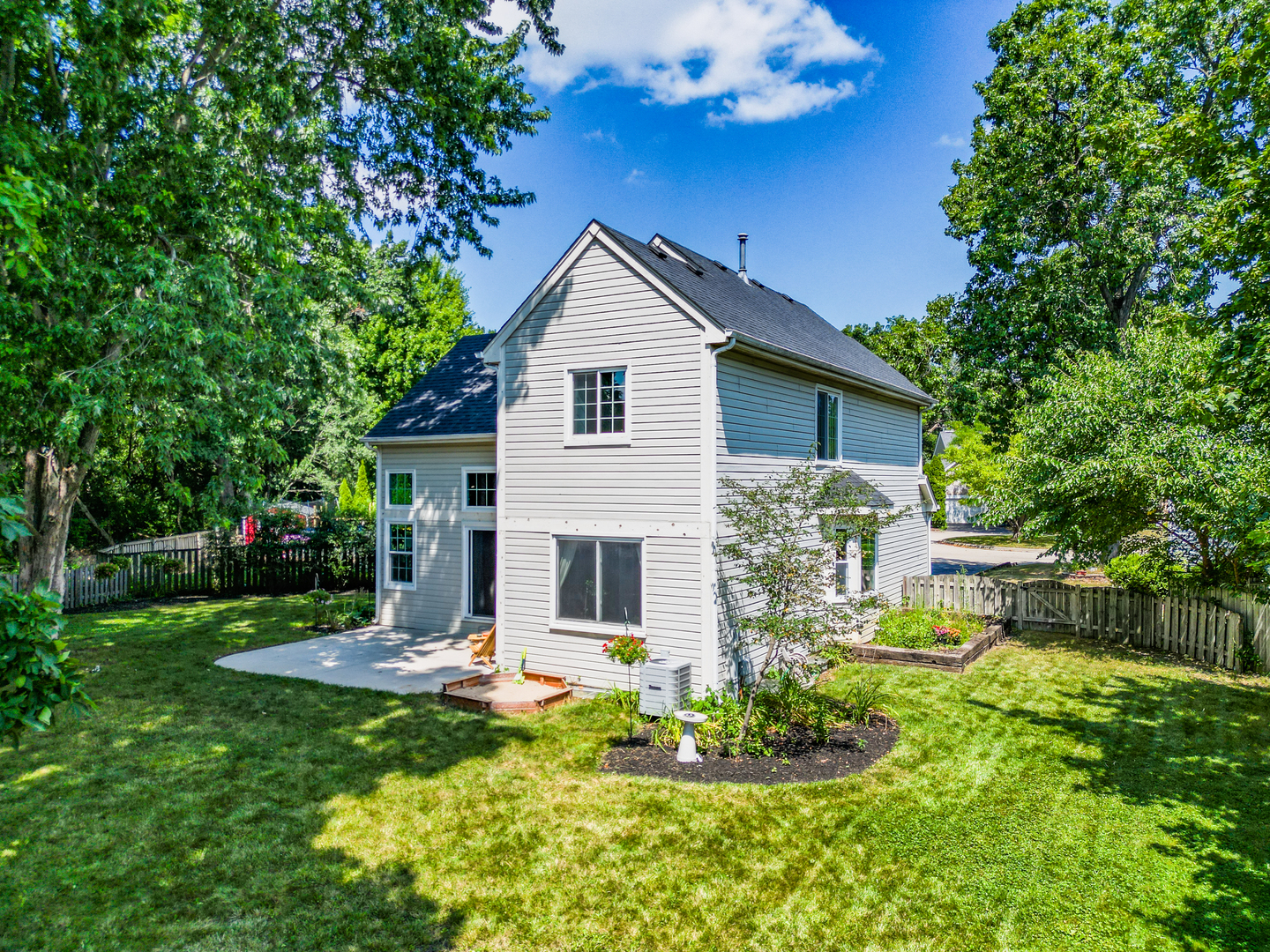 1327 London Court, Grayslake, IL 60030
