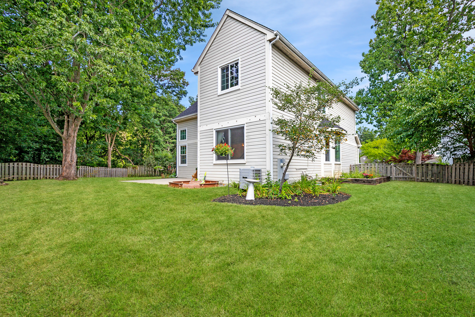 1327 London Court, Grayslake, IL 60030