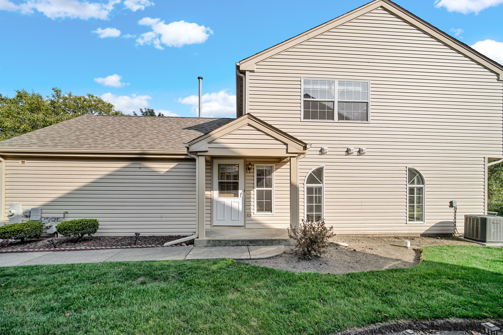 55 KING Drive, Streamwood, IL 60107