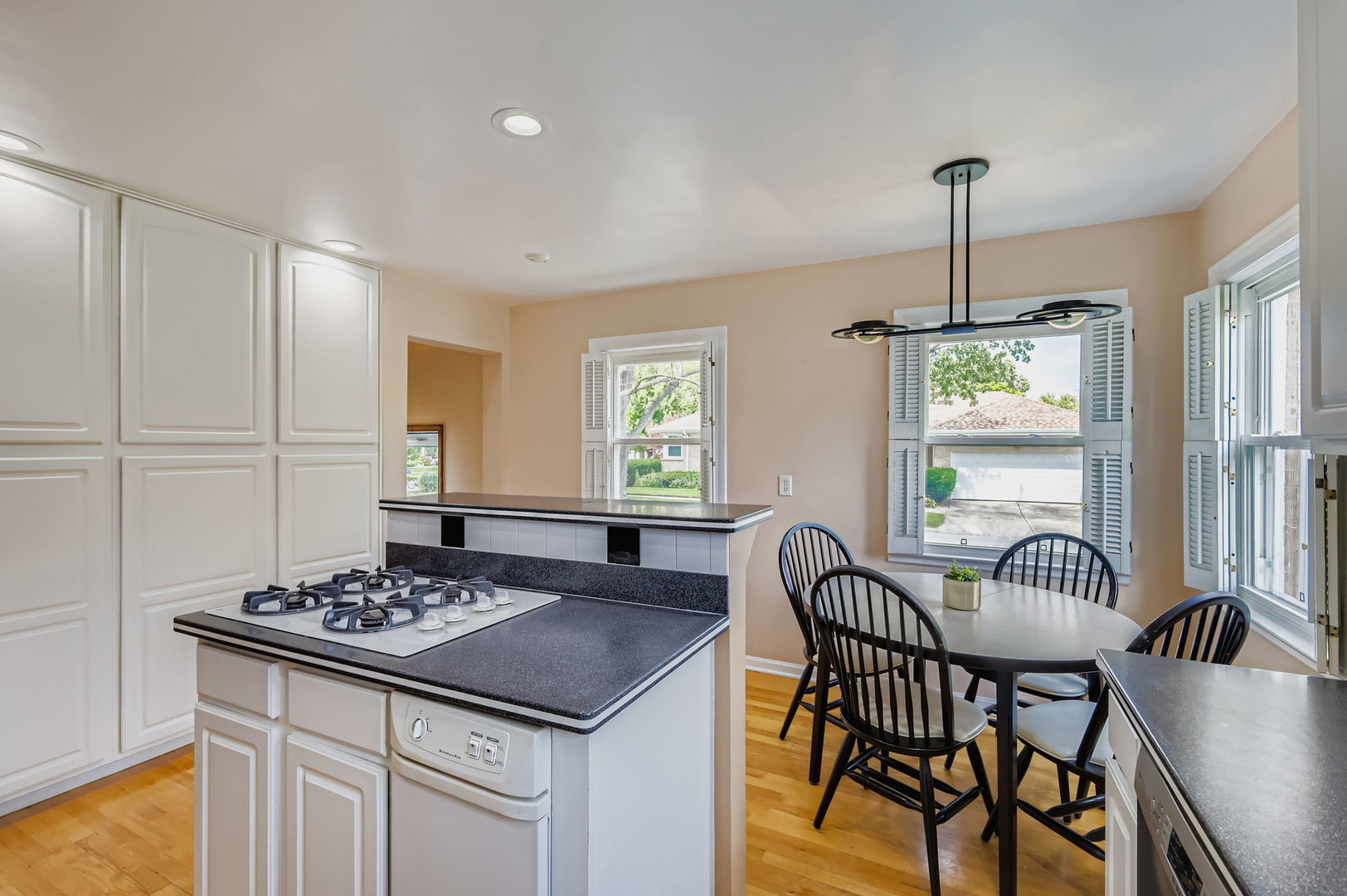 6157 N Lenox Avenue, Chicago, IL 60646