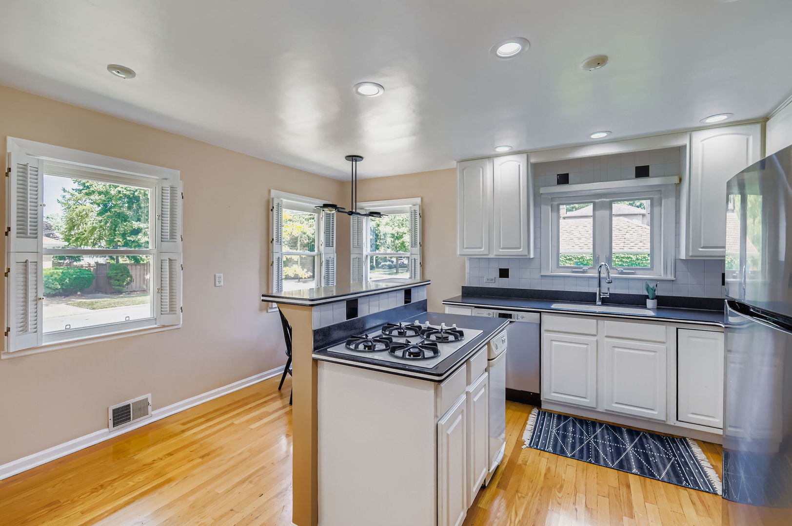 6157 N Lenox Avenue, Chicago, IL 60646